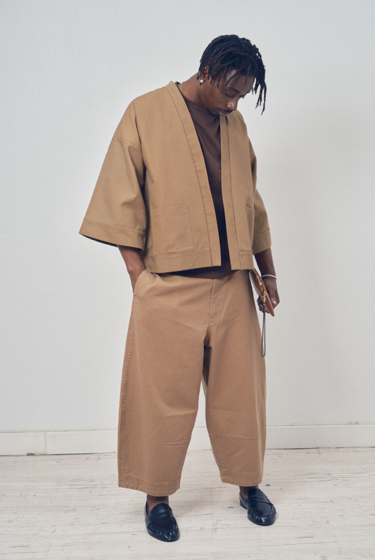 Kimono court en bachette de coton bio marron, coupe ample avec poches plaquées et finitions soignées, conçu dans une démarche d’upcycling.