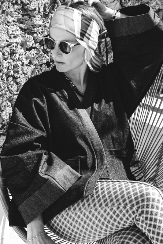 Jeune femme portant un kimono en denim noir fait main à Paris - une pièce emblématique chez Atelier Sarita 