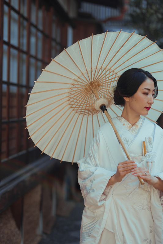 Jeune femme japonaise vêtue d'un kimono - cette image illustre l'article du journal du kimono Atelier Sarita sur l’histoire et la culture du kimono