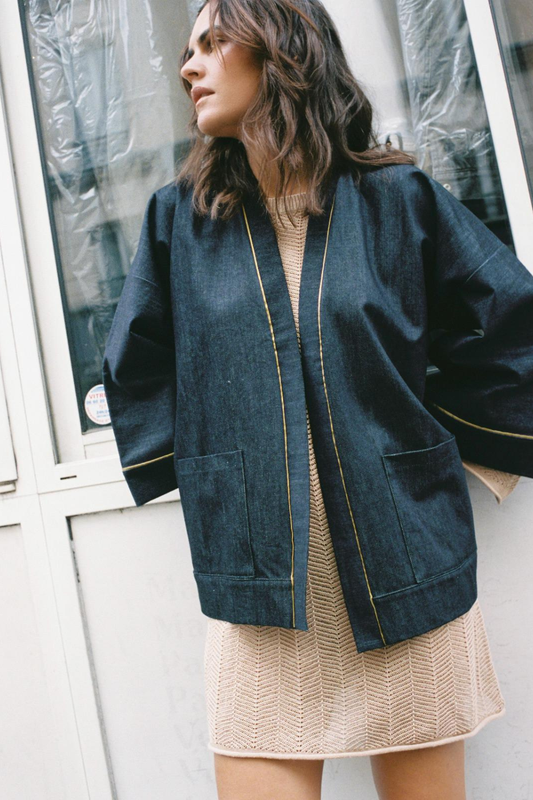 Aucune pièce denim ne rivalise avec la veste kimono jean cette saison