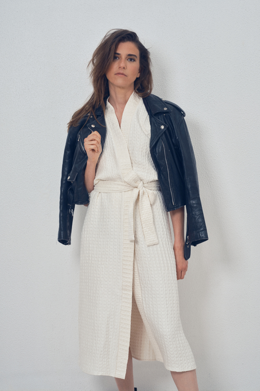Robe-kimono : quand la robe portefeuille rencontre les lignes du kimono