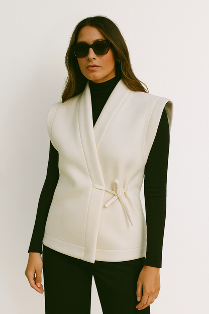 Femme portant un kimono sans manche VENDÔME en laine Arctic Wolf. Inspiré du passage Vendôme, disponible en deux longueurs, confection artisanale à Paris en série très limitée.