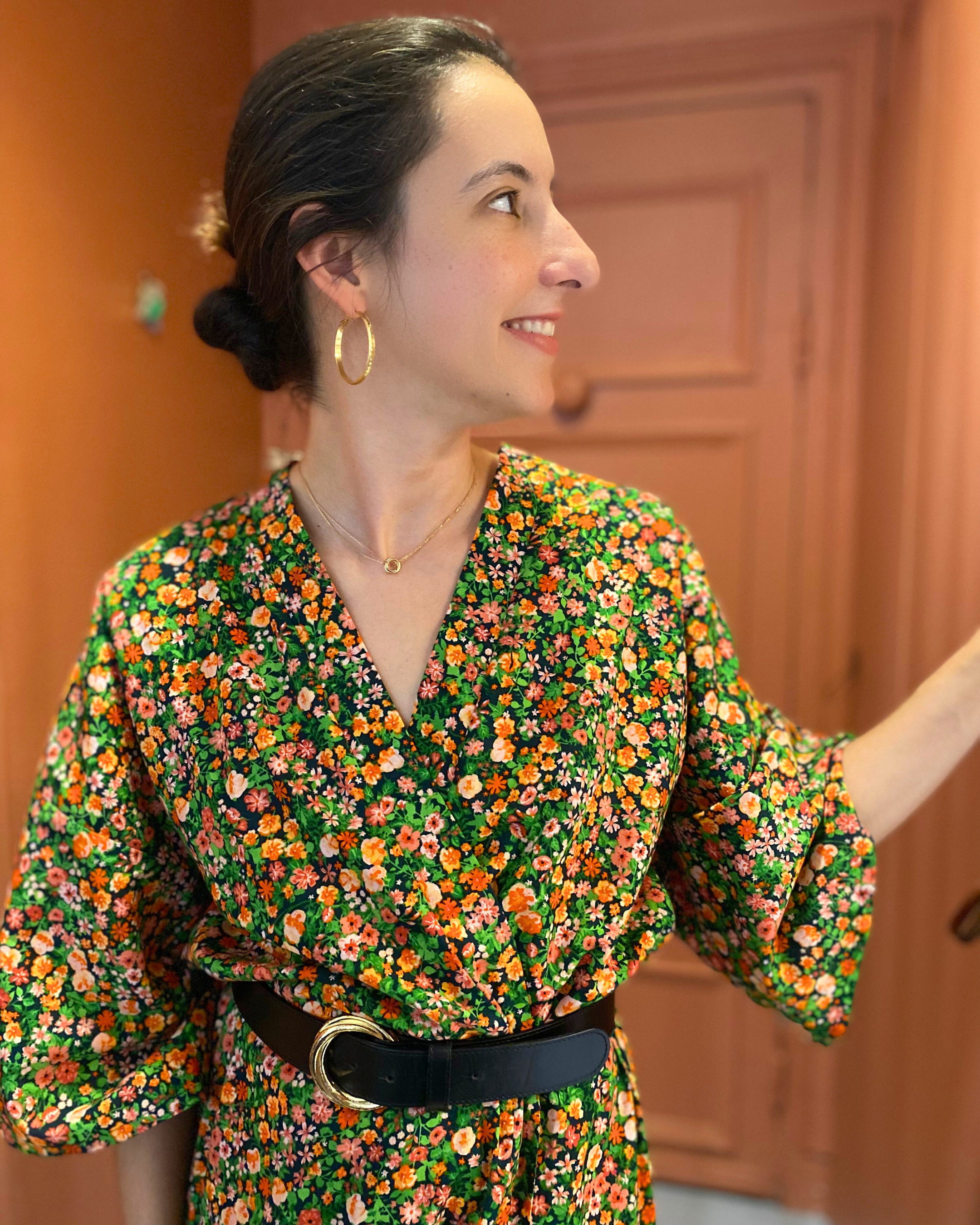 Amélie, cliente d'Atelier Sarita pose fièrement avec son kimono et nous témoigne de l'élégance de cette pièce intemporelle.