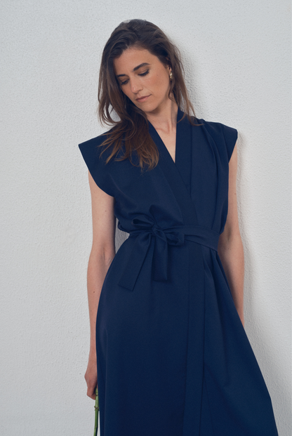 Robe portefeuille marine aux lignes kimono portée ceinturée, modèle Anastase de la collection Côté Marais par Atelier Sarita