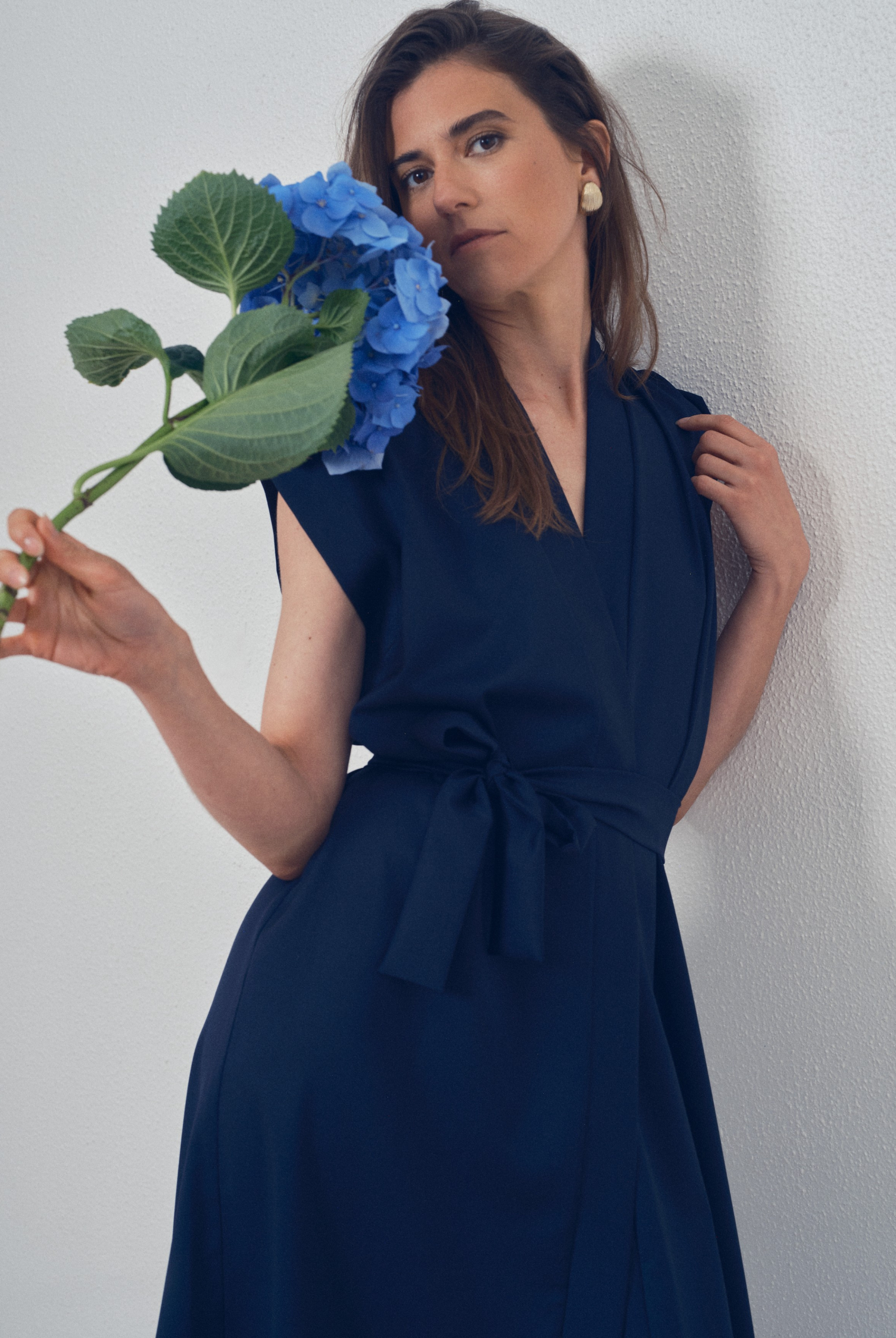 Robe portefeuille marine aux lignes kimono portée ceinturée, modèle Anastase de la collection Côté Marais par Atelier Sarita