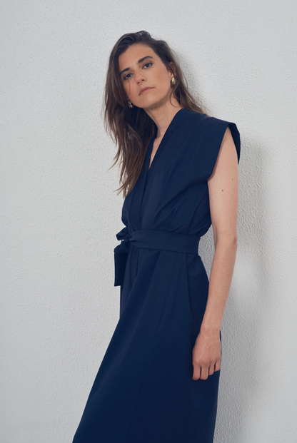 Robe portefeuille marine aux lignes kimono portée ceinturée, modèle Anastase de la collection Côté Marais par Atelier Sarita
