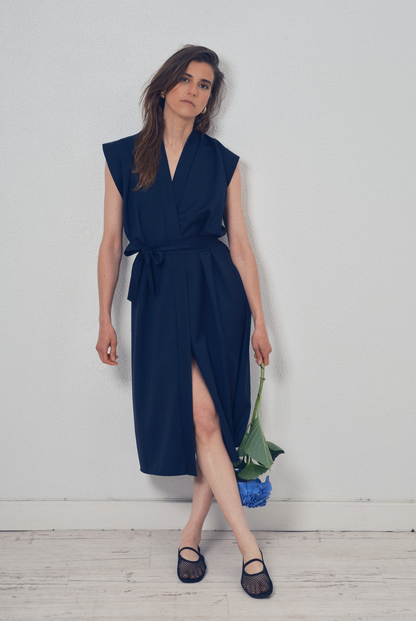 Robe portefeuille marine aux lignes kimono portée ceinturée, modèle Anastase de la collection Côté Marais par Atelier Sarita