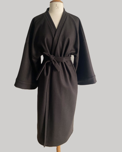 Kimono long en laine couleur chocolat, alliant douceur et élégance pour un confort ultime.