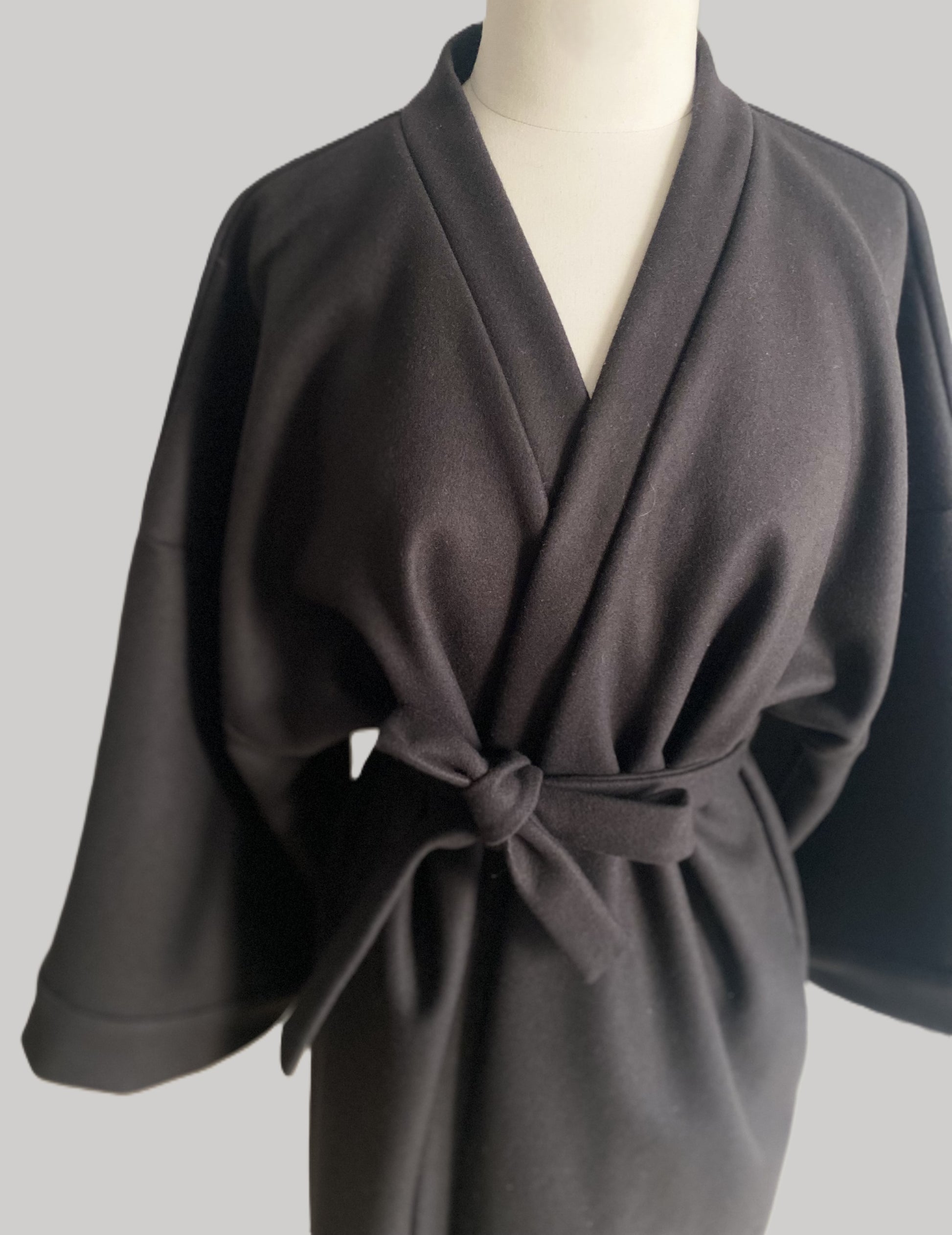 Kimono long en laine couleur chocolat, alliant douceur et élégance pour un confort ultime.