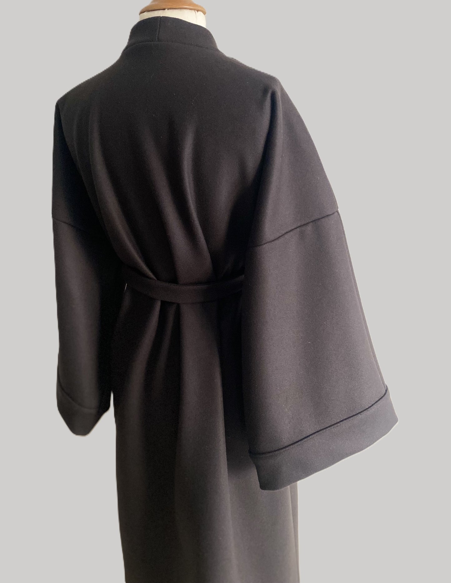 Kimono long en laine couleur chocolat, alliant douceur et élégance pour un confort ultime.