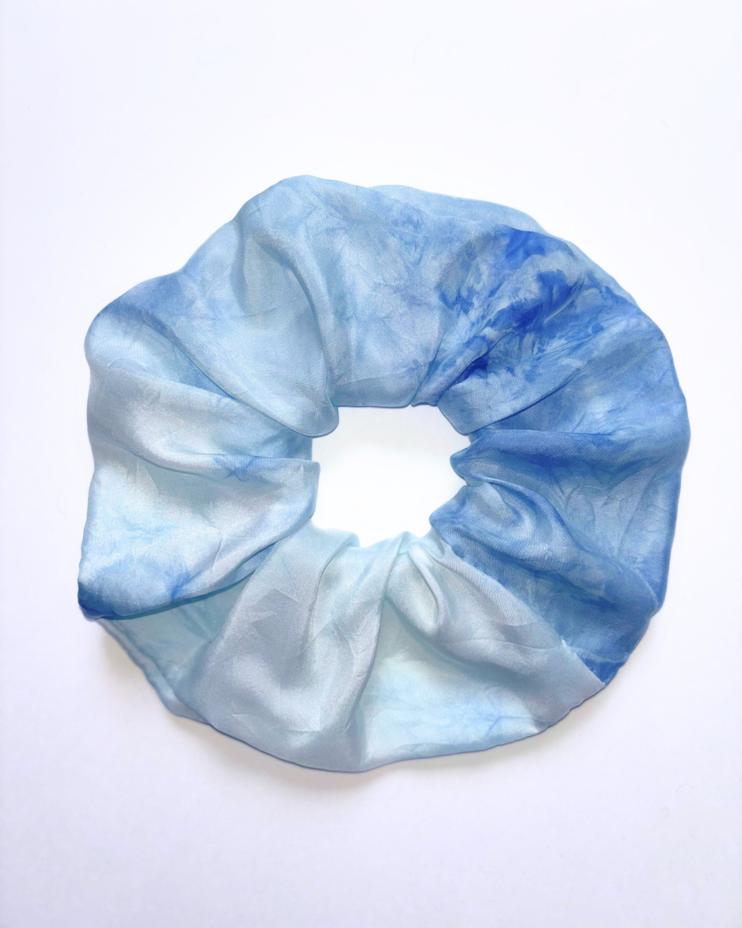 Chouchou Regular en soie pongé teint à la main à Paris selon la technique Shibori – motif Scrunch