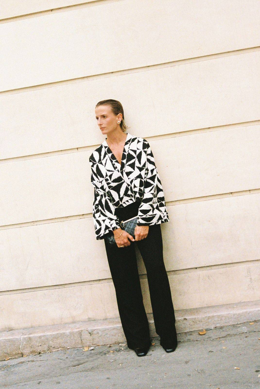Atelier Sarita – Kimono Kuma en jacquard noir et blanc. Version courte et structurée du kimono, confectionnée à la main à Paris en série limitée. Réalisée dans un jacquard épais mais souple provenant d’une maison de textile française reconnue depuis plus de 200 ans pour son exigence en matière de traçabilité, de production locale et de durabilité. Une pièce audacieuse et graphique, parfaite pour habiller l’automne avec allure.