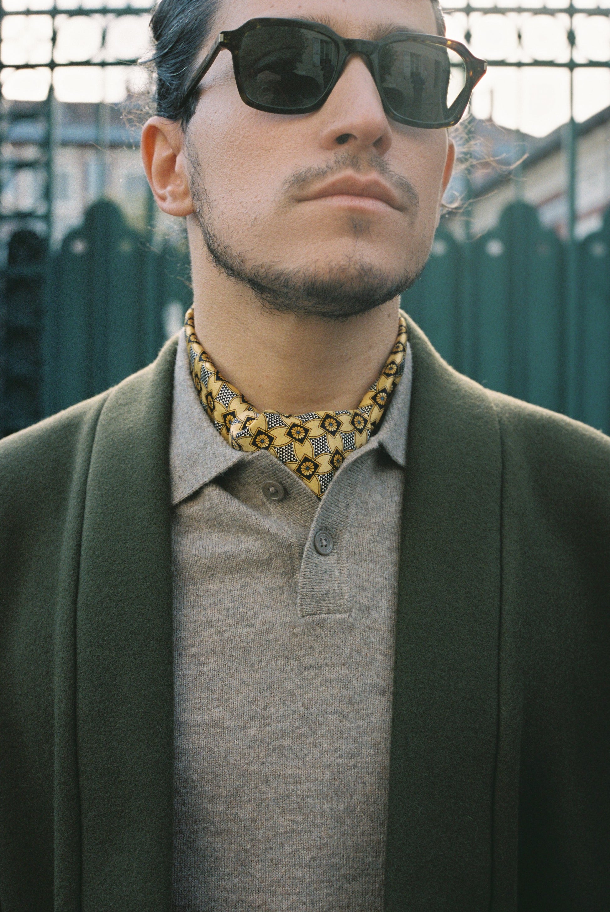 Homme portant le kimono RICHELIEU en laine et cachemire kaki d’Atelier Sarita, coupe veste avec grandes poches plaquées. Kimono structuré, fabriqué à la main à Paris dans un lainage italien issu de stocks dormants de maison de luxe. Modèle chaud, élégant et intemporel, photographié ans un style urbain parisien.