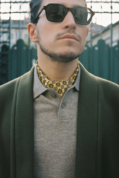 Homme portant le kimono RICHELIEU en laine et cachemire kaki d’Atelier Sarita, coupe veste avec grandes poches plaquées. Kimono structuré, fabriqué à la main à Paris dans un lainage italien issu de stocks dormants de maison de luxe. Modèle chaud, élégant et intemporel, photographié ans un style urbain parisien.