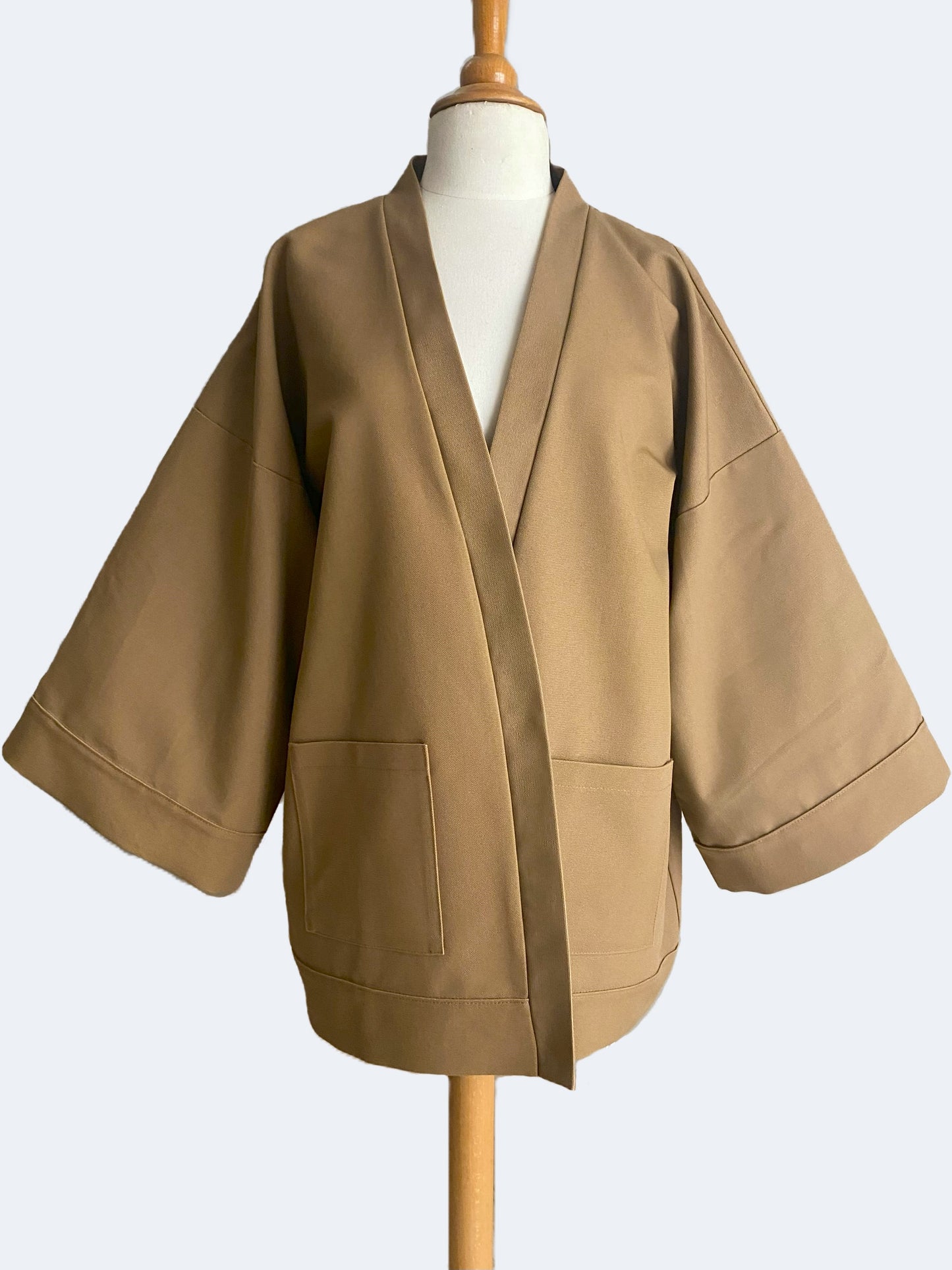 Kimono court en bachette de coton bio marron, coupe ample avec poches plaquées et finitions soignées, conçu dans une démarche d’upcycling.