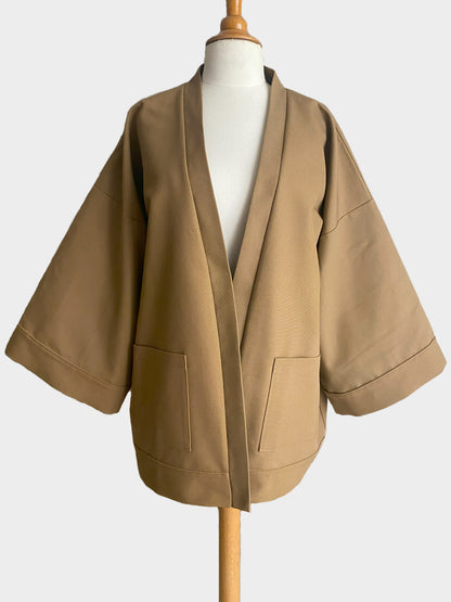 Kimono court en bachette de coton bio marron, coupe ample avec poches plaquées et finitions soignées, conçu dans une démarche d’upcycling.