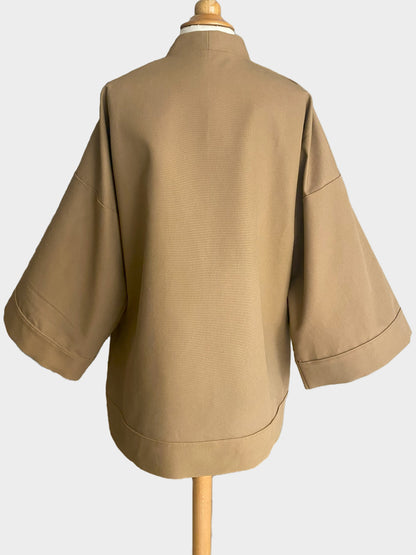 Kimono court en bachette de coton bio marron, coupe ample avec poches plaquées et finitions soignées, conçu dans une démarche d’upcycling.