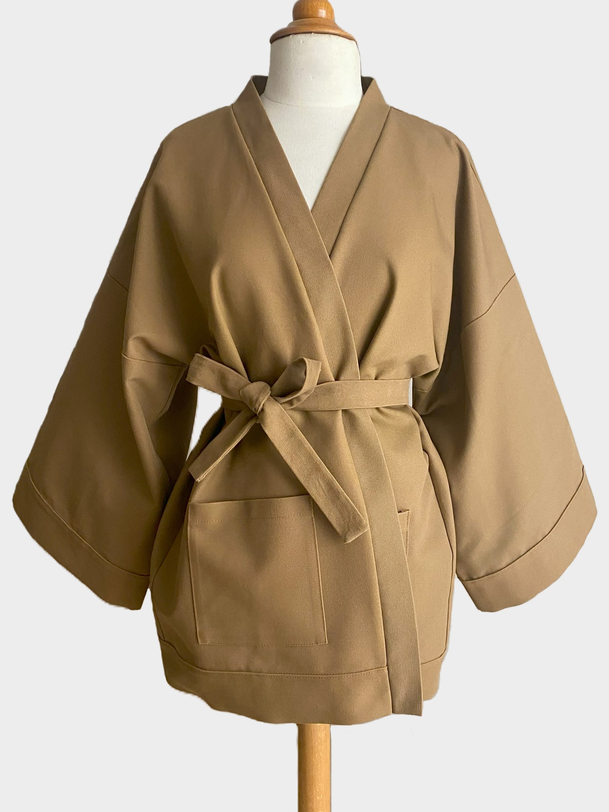 Kimono court en bachette de coton bio marron, coupe ample avec poches plaquées et finitions soignées, conçu dans une démarche d’upcycling.