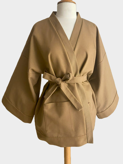 Kimono court en bachette de coton bio marron, coupe ample avec poches plaquées et finitions soignées, conçu dans une démarche d’upcycling.