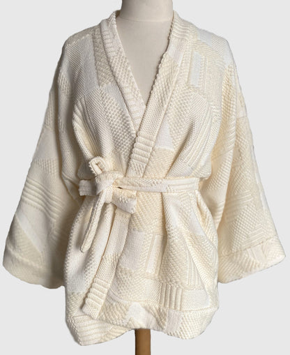 Kimono blanc en laine, doux et élégant, idéal pour les douces journées printanières. Cette pièce unique est confectionnée à la main avec soin à Paris.