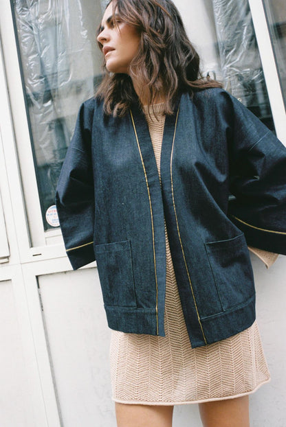 Atelier Sarita – Kimono Eugène en denim bleu foncé avec liseré doré en soie vintage. Veste kimono parisienne durable, inspirée de l’architecture haussmannienne, confectionnée à la main à Paris à partir de matières naturelles et recyclées.