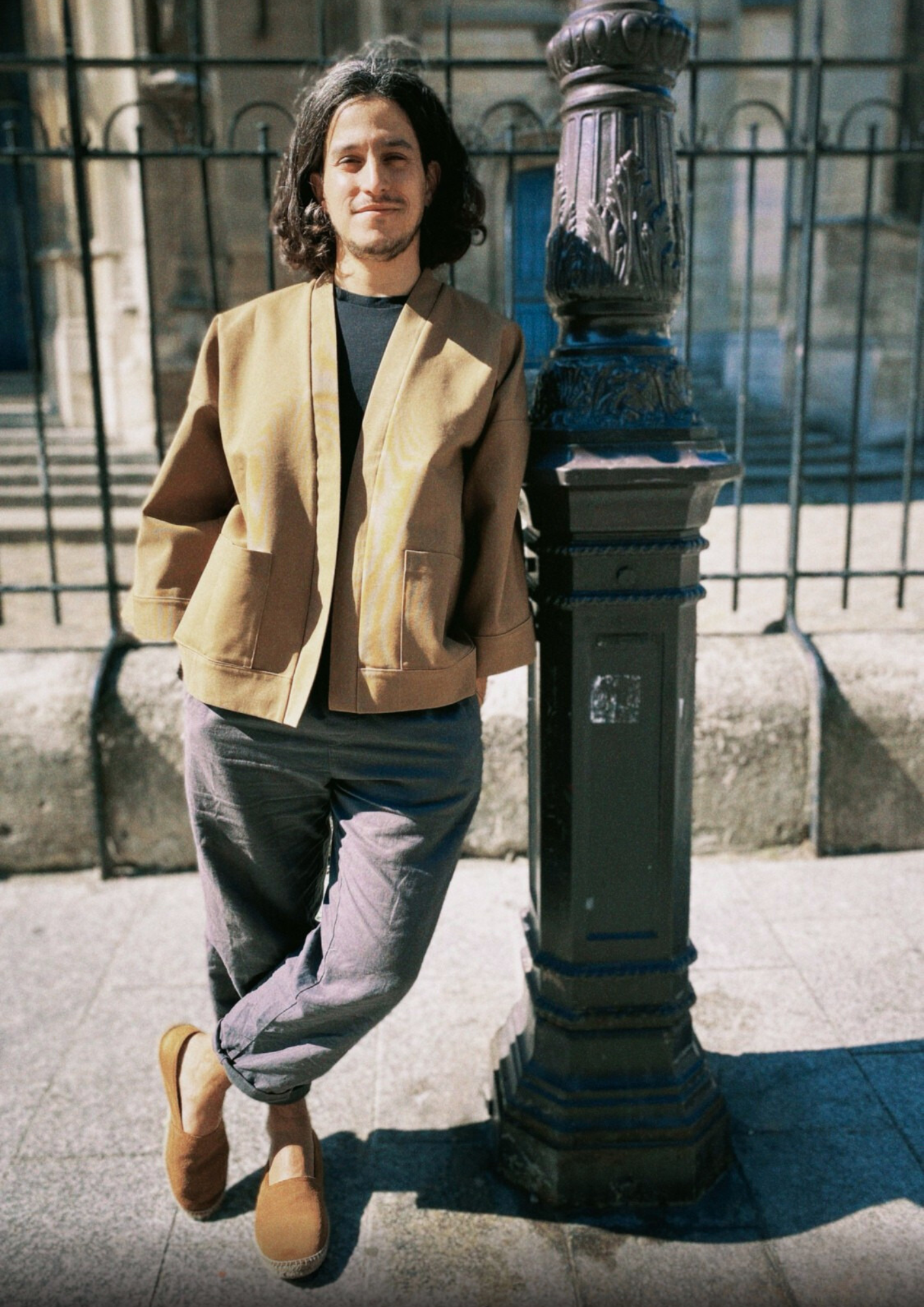 Homme portant un kimono court en bachette de coton bio marron, coupe ample avec poches plaquées et finitions soignées, conçu dans une démarche d’upcycling.