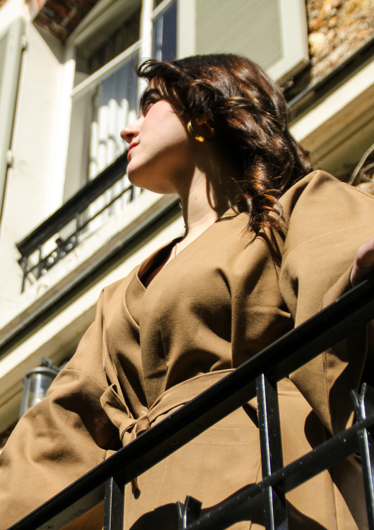 Kimono court en bachette de coton bio marron, coupe ample avec poches plaquées et finitions soignées, conçu dans une démarche d’upcycling.