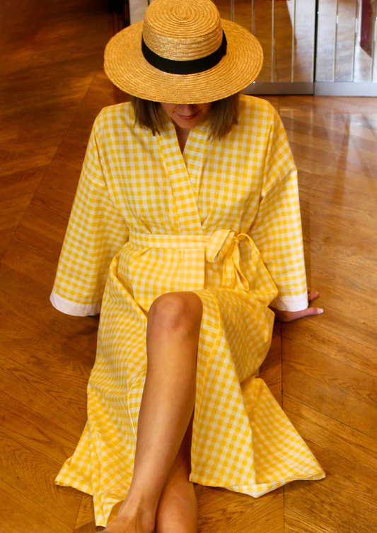 Kimono long en vichy jaune et blanc, confectionné à la main. Modèle fluide et léger, avec des manches longues et une coupe élégante.