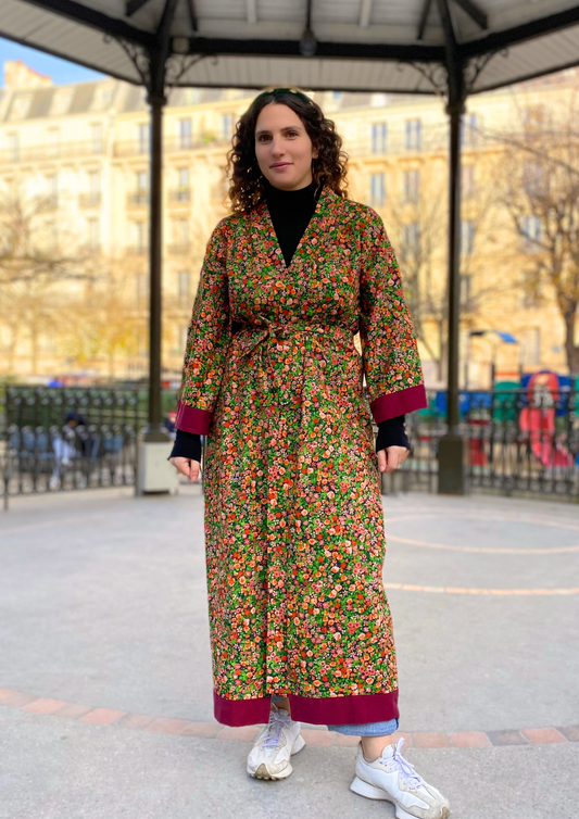 Kimono long en coton fleuri avec aplats bordeaux aux poignets et à l’ourlet, coupe fluide et ceinture assortie.
