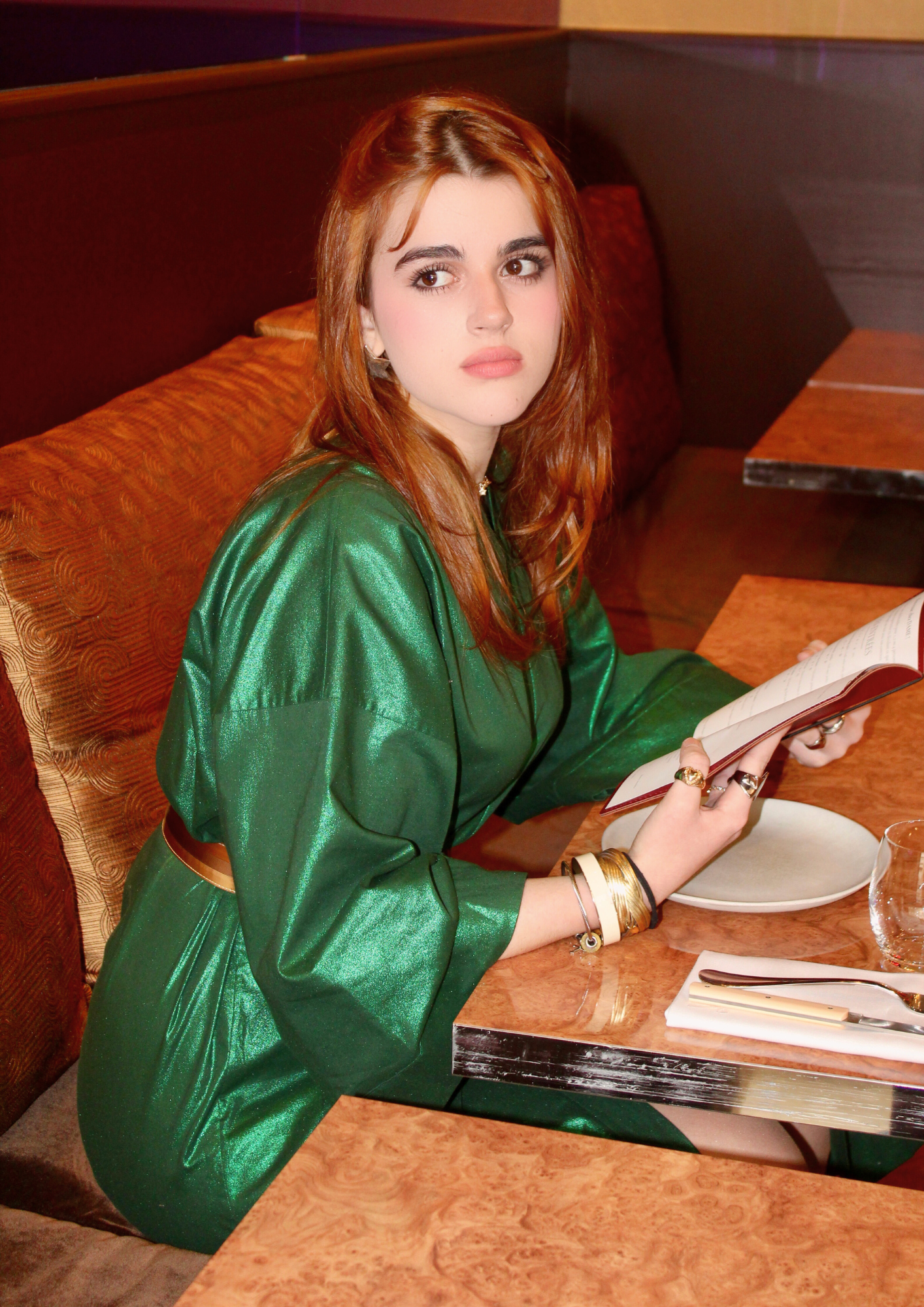 Jeune femme rousse portant un kimono vert pailleté en coton, fait main à Paris
Pièce unique à l'élégance intemporelle pour être habillée avec chic.