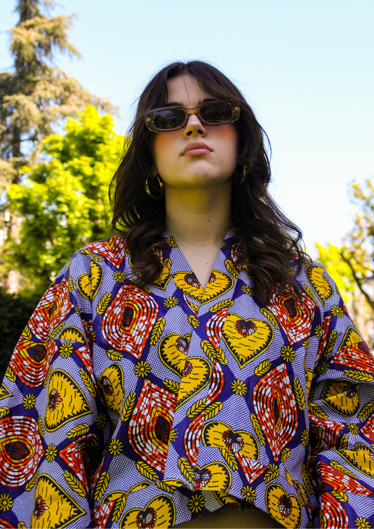 Kimono cardigan en wax coloré aux teintes bleu orange et jaunes, est une pièce unique faite à la main à Paris. 
