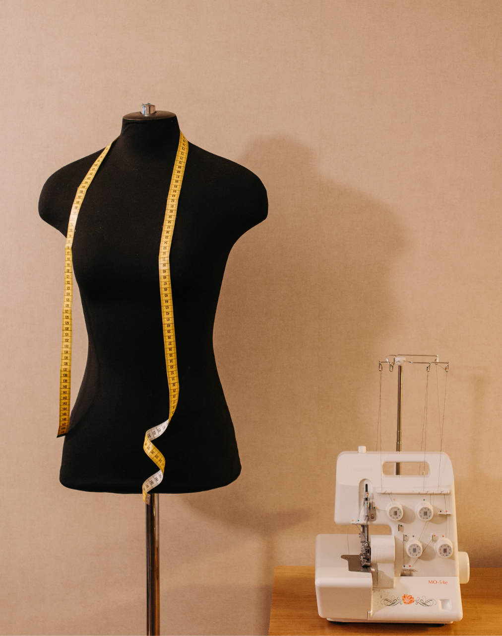 Image d’un buste de couture et d'une machine à coudre, représentant le travail artisanal et personnalisé pour concevoir un kimono sur-mesure adapté à chaque projet et à chaque occasion.