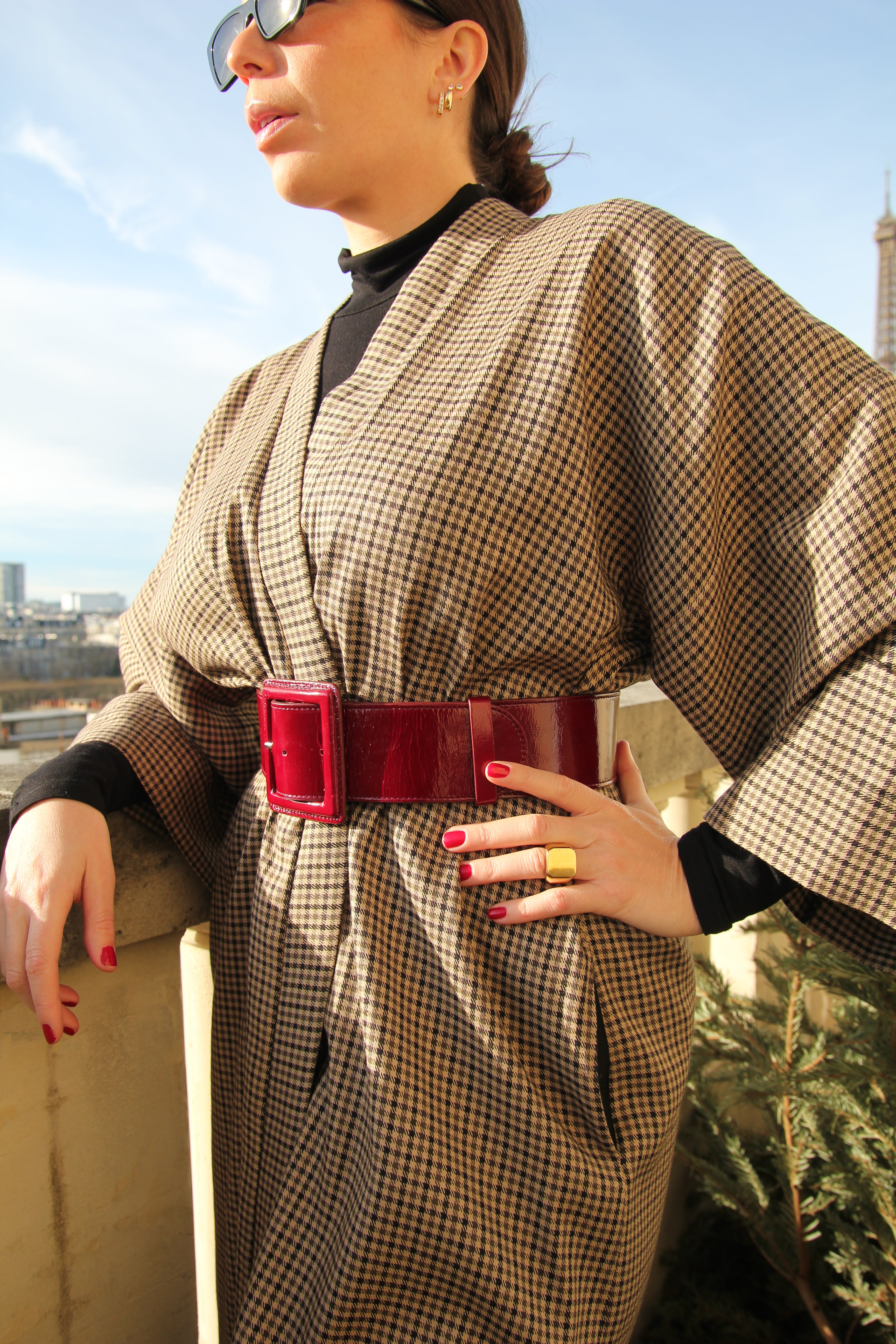 Jeune femme portant un kimono en laine au motif pied-de-poule, Fait à la main à Paris.