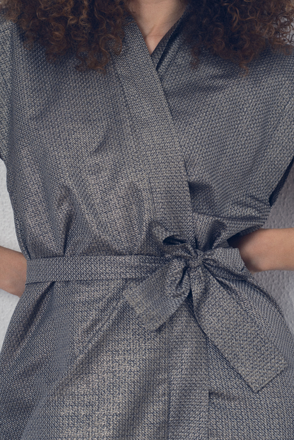 Robe portefeuille en soie lamée gris foncé portée ceinturée, modèle Barbette de la collection Côté Marais par Atelier Sarita