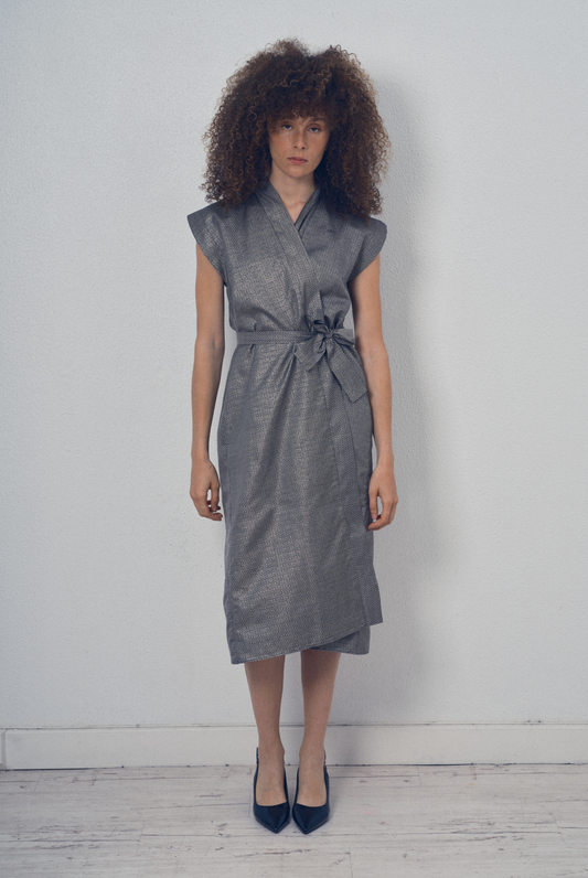 Robe portefeuille en soie lamée gris foncé portée ceinturée, modèle Barbette de la collection Côté Marais par Atelier Sarita