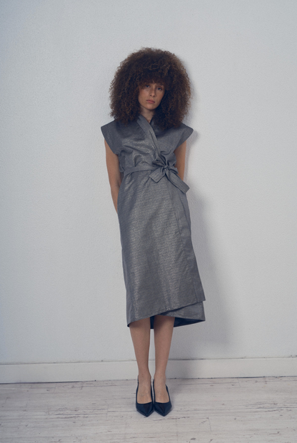 Robe portefeuille en soie lamée gris foncé portée ceinturée, modèle Barbette de la collection Côté Marais par Atelier Sarita