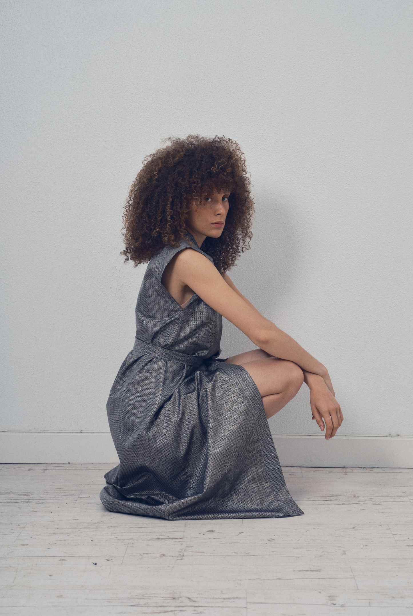Robe portefeuille en soie lamée gris foncé portée ceinturée, modèle Barbette de la collection Côté Marais par Atelier Sarita