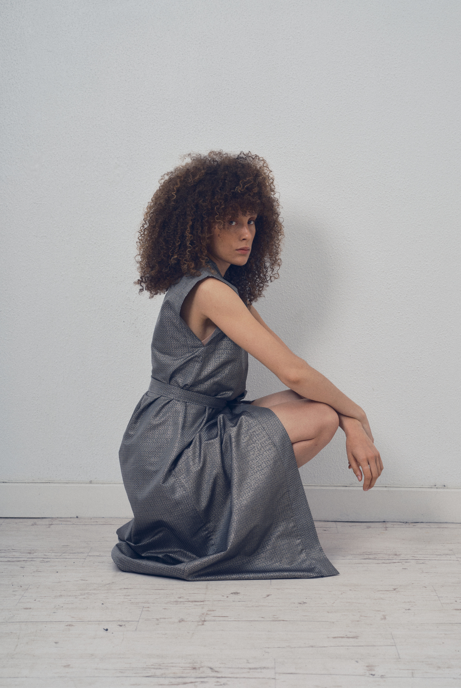 Robe portefeuille en soie lamée gris foncé portée ceinturée, modèle Barbette de la collection Côté Marais par Atelier Sarita