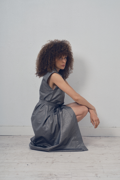 Robe portefeuille en soie lamée gris foncé portée ceinturée, modèle Barbette de la collection Côté Marais par Atelier Sarita