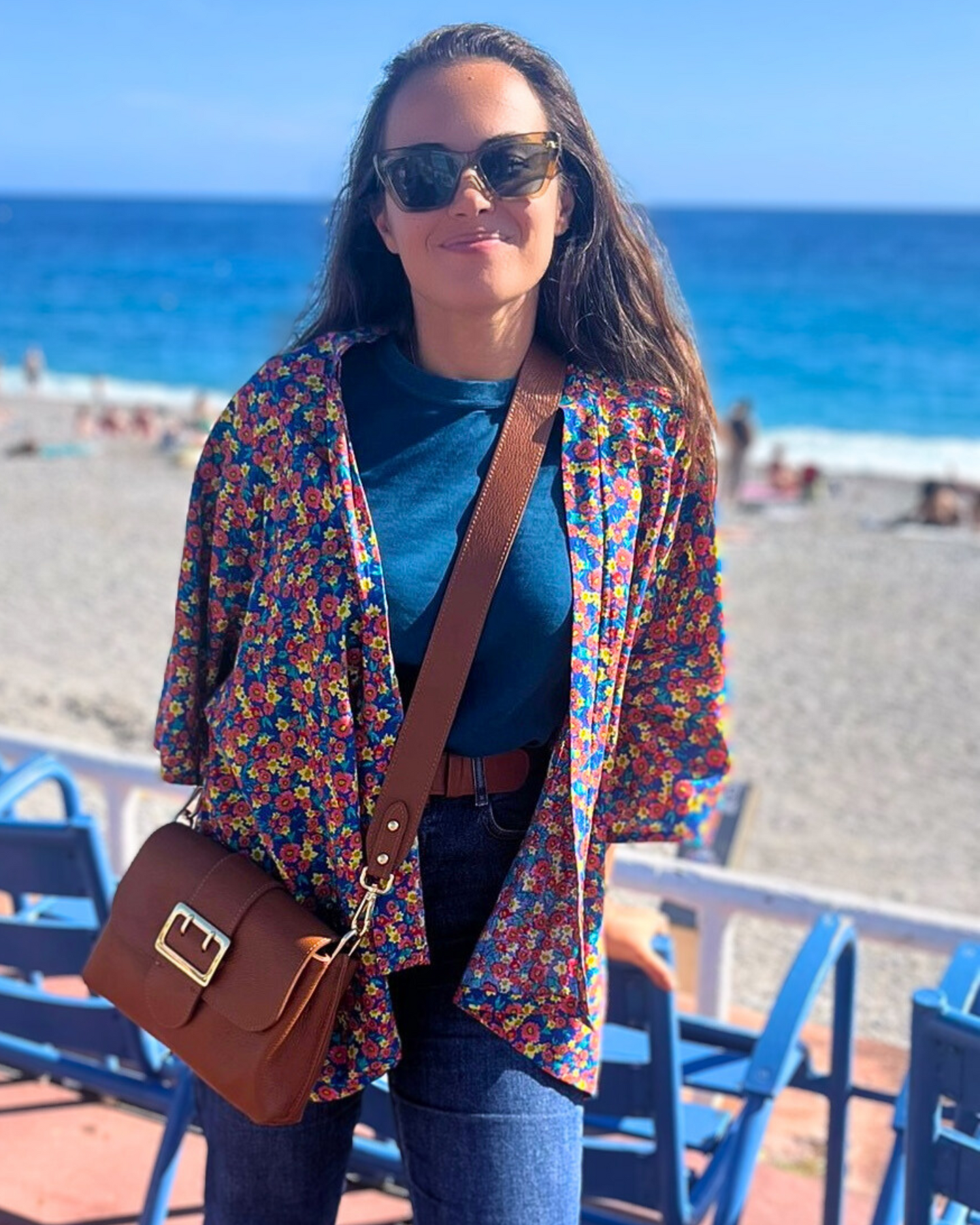 Chloé a reçu un kimono Atelier Sarita pour son anniversaire. C'est avec fierté et élégance qu'elle le revêt sur la promenade des Anglais à Nice. 