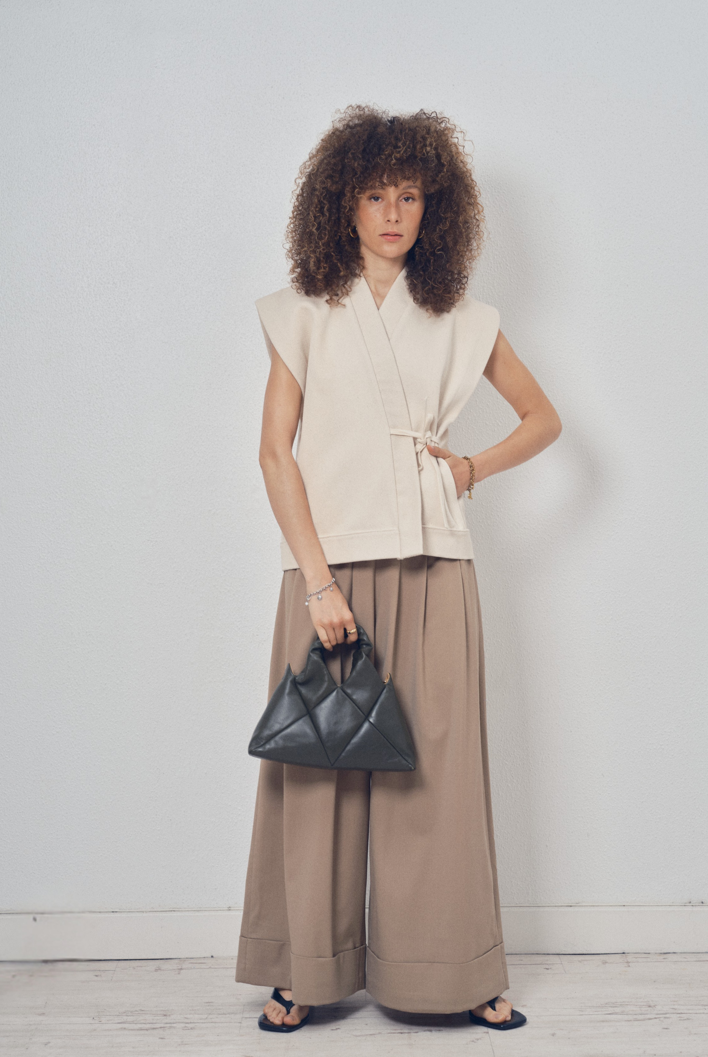 Pièce sans manches écrue aux lignes kimono portée sur un pantalon ample beige, modèle Claude de la collection Côté Marais par Atelier Sarita