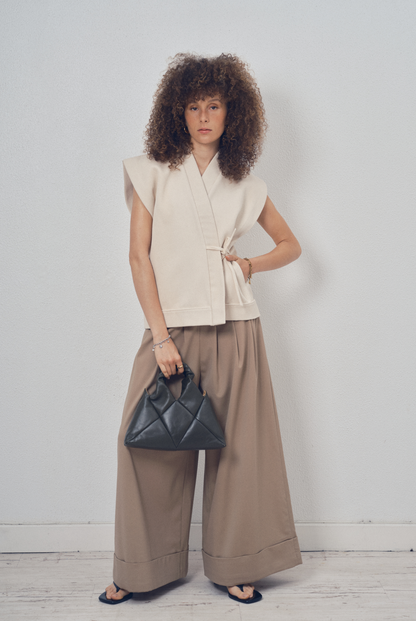 Pièce sans manches écrue aux lignes kimono portée sur un pantalon ample beige, modèle Claude de la collection Côté Marais par Atelier Sarita