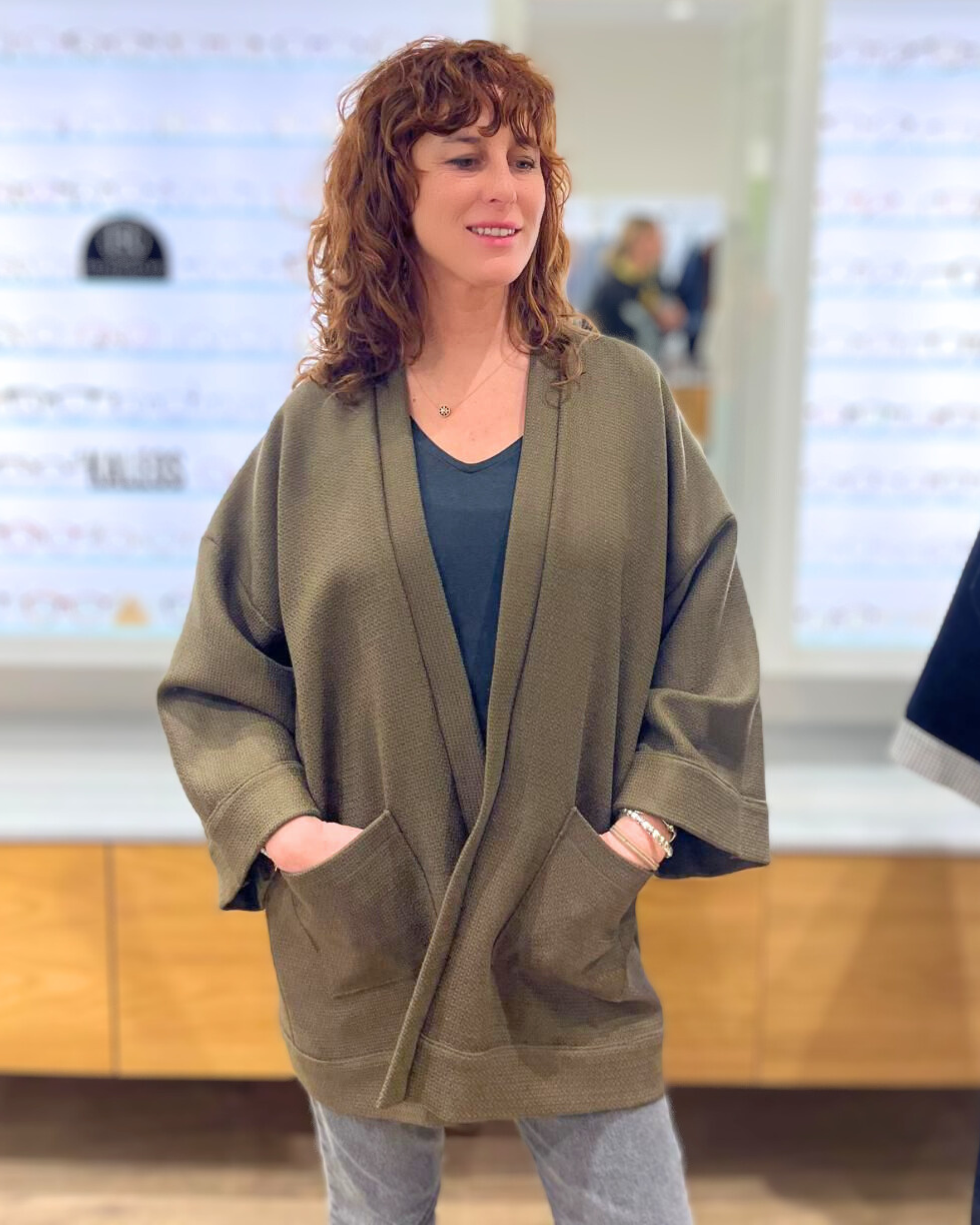 Elsa, cliente d'Atelier Sarita pose fièrement avec son kimono qu'elle a choisi lors du popup store de lancement de la marque. 