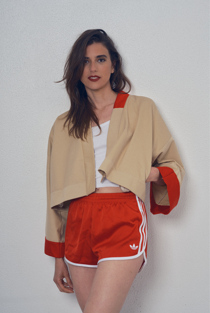 Veste crop beige et rouge aux lignes kimono portée avec un short rouge, modèle Gilles de la collection Côté Marais par Atelier Sarita.