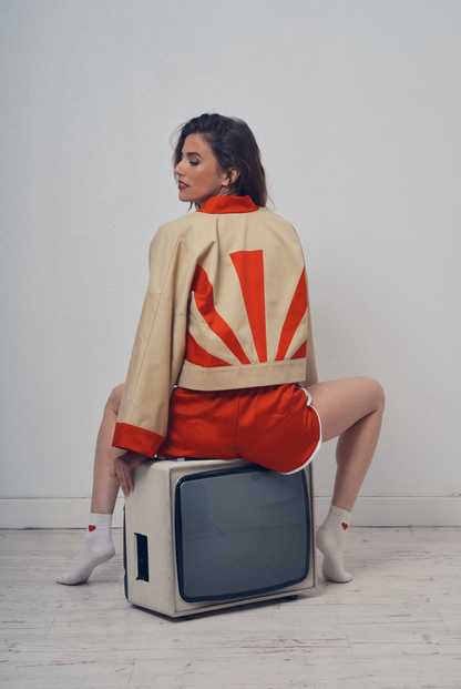 Veste crop beige et rouge aux lignes kimono portée avec un short rouge, modèle Gilles de la collection Côté Marais par Atelier Sarita.