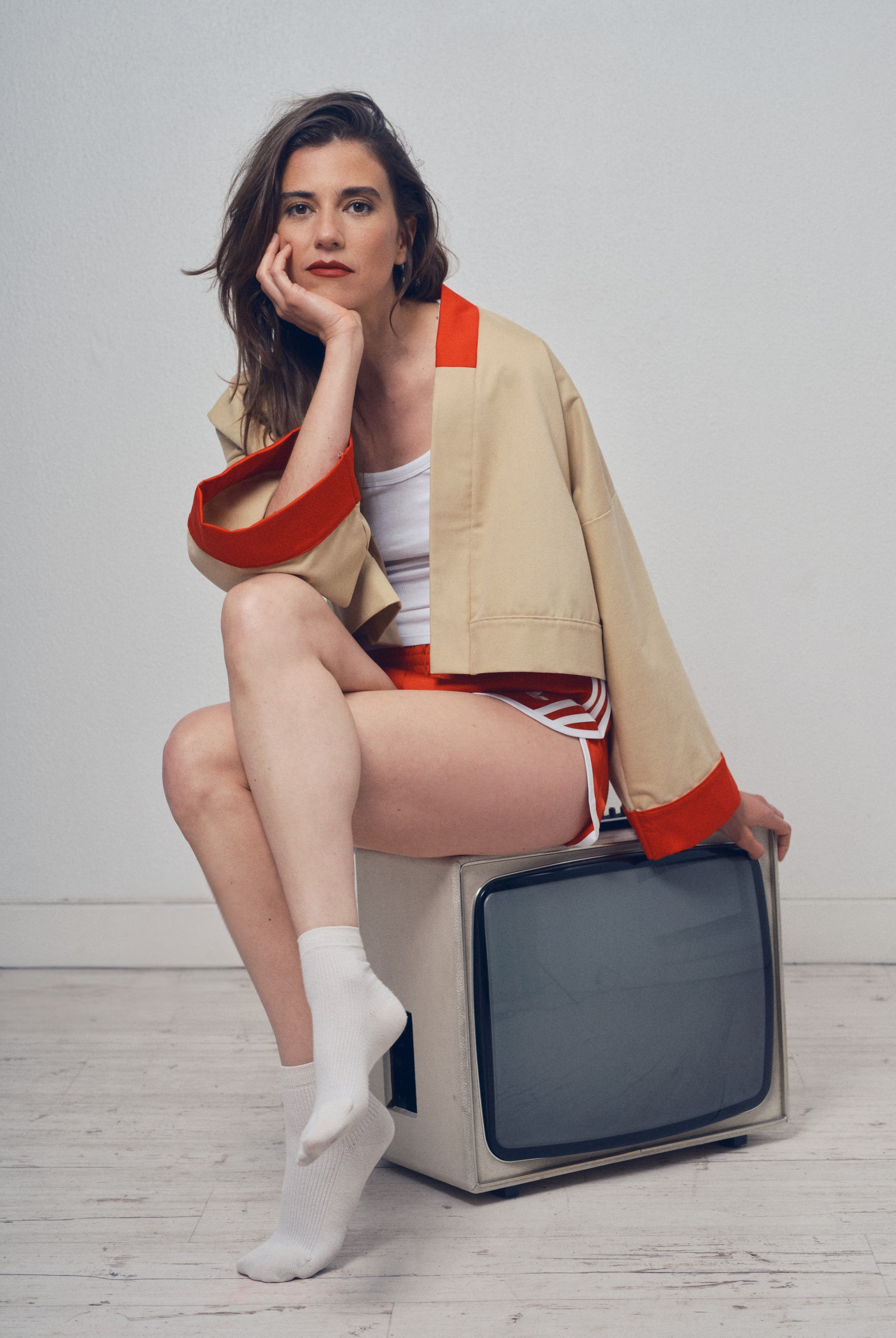Veste crop beige et rouge aux lignes kimono portée avec un short rouge, modèle Gilles de la collection Côté Marais par Atelier Sarita.