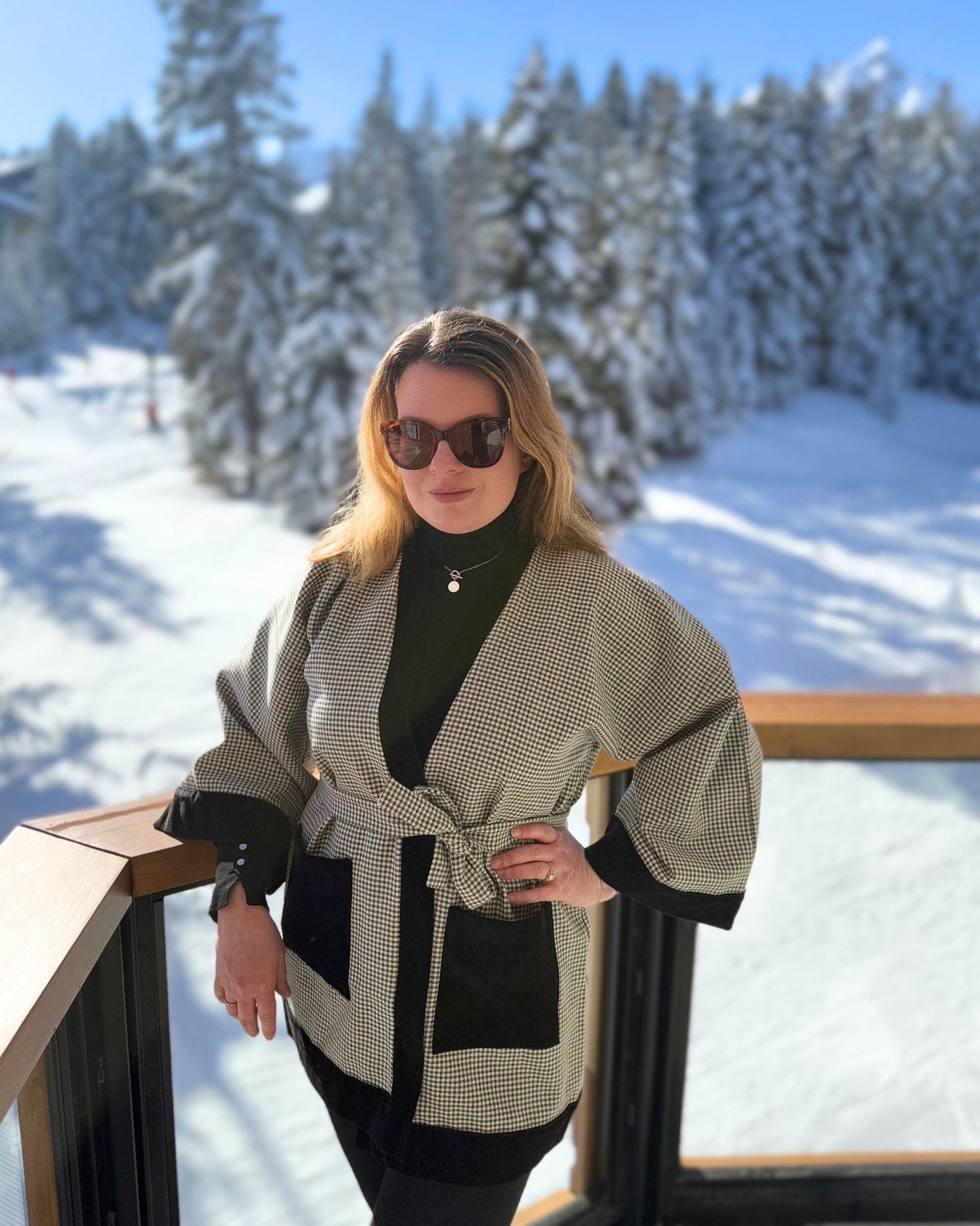 Ivana cliente d'Atelier Sarita pose avec son kimono en laine à la montagne et nous témoigne de l'élégance de cette pièce intemporelle en toute circonstance.