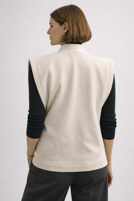 Femme portant un kimono sans manche MADELEINE en laine blanche et velours marron. Inspiré de la Galerie de la Madeleine, deux longueurs disponibles, confection artisanale à Paris en série limitée.