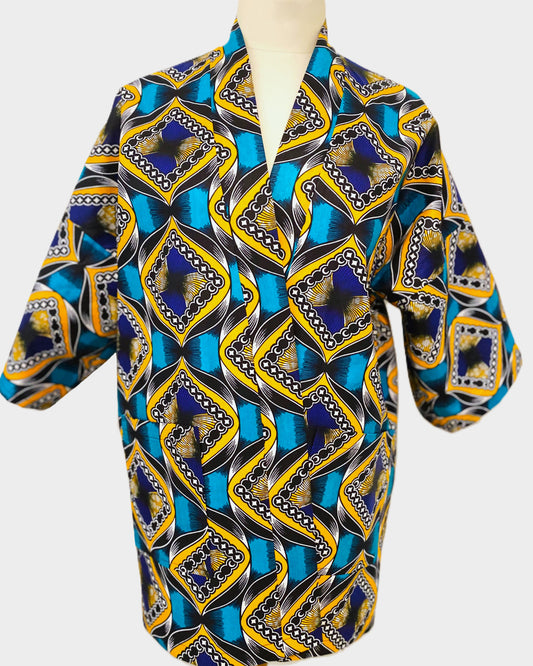 Kimono court en wax bleu, vert et jaune à motifs, coupe ample et manches larges, présenté sur un mannequin.