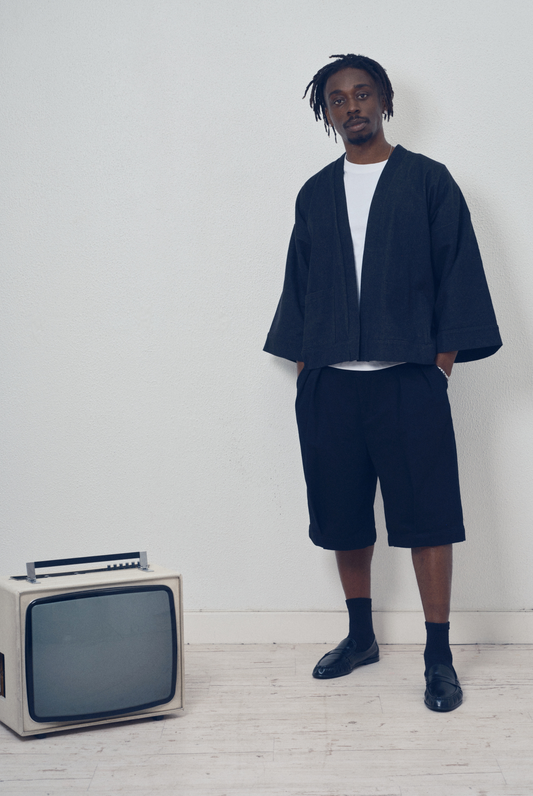 Marcel - Veste kimono court en denim noir 100% coton, avec manches larges et poches plaquées, fait à la main à Paris. 